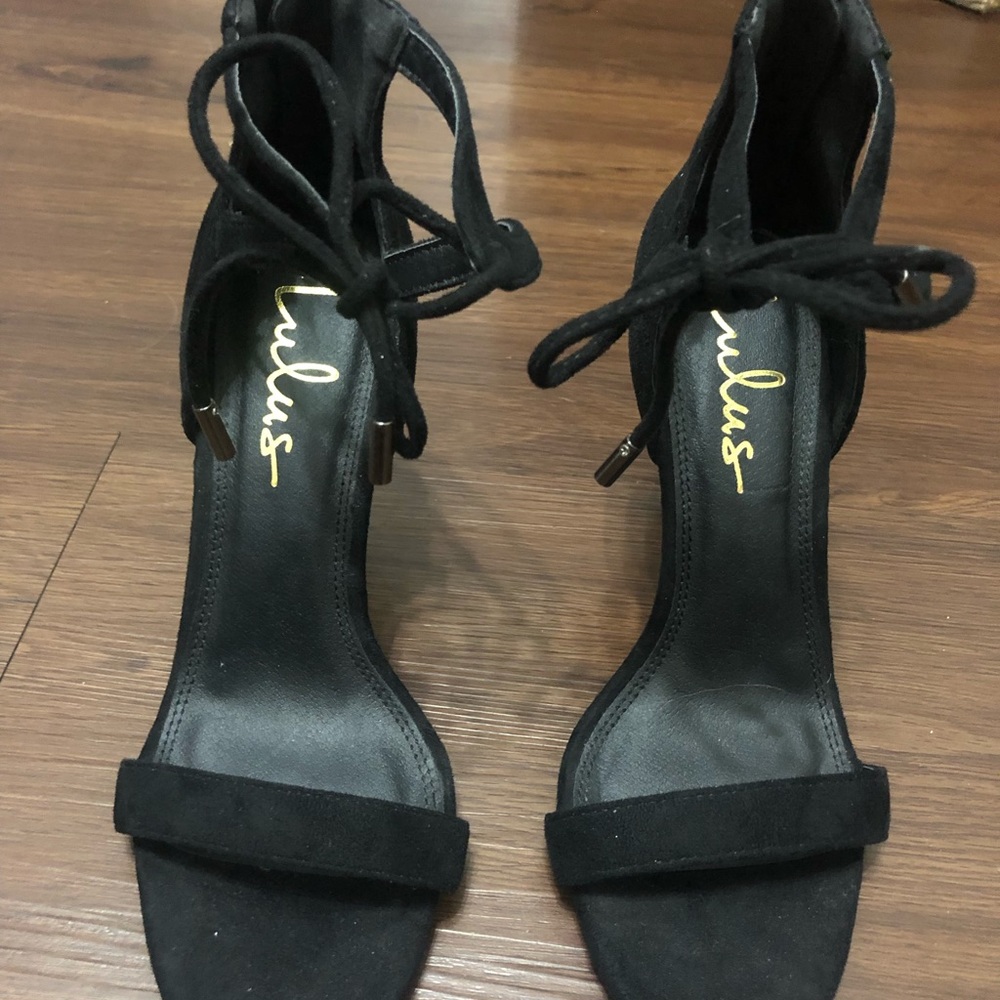 Lulus black and Gold heels. Never been worn!